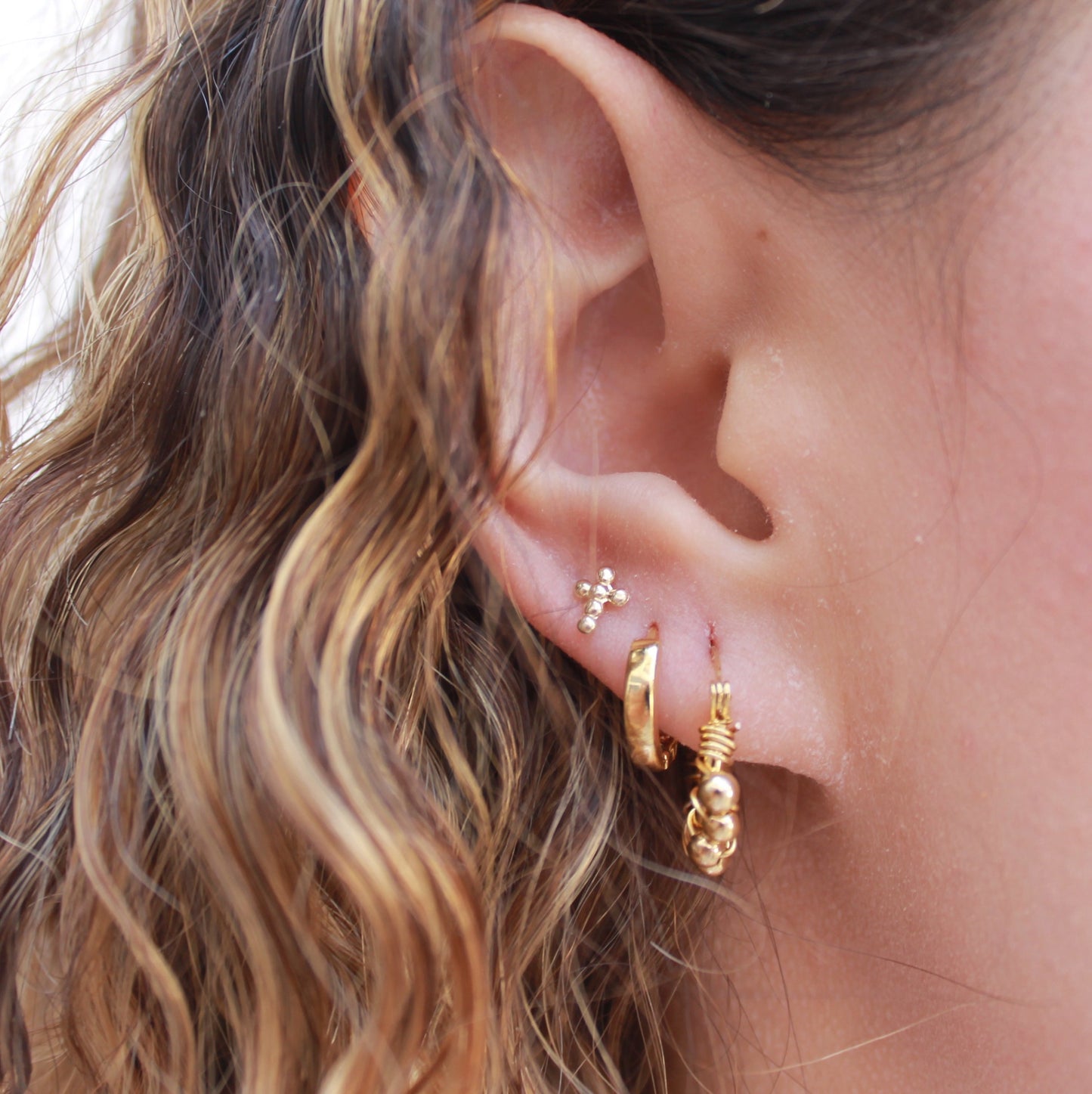 Piercing Cruz Oro 10k (precio por 1 arete)