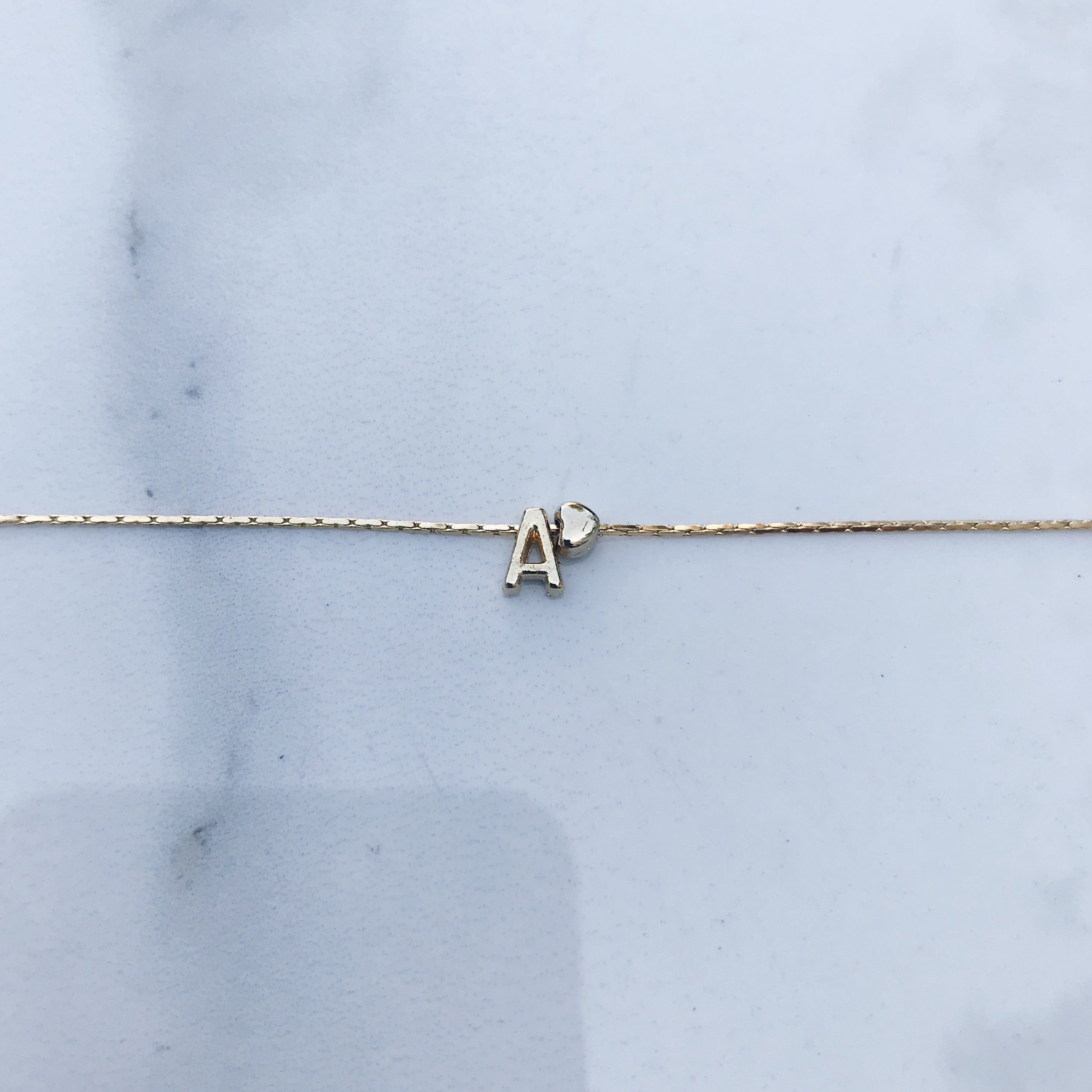 Pulsera letra mini corazón