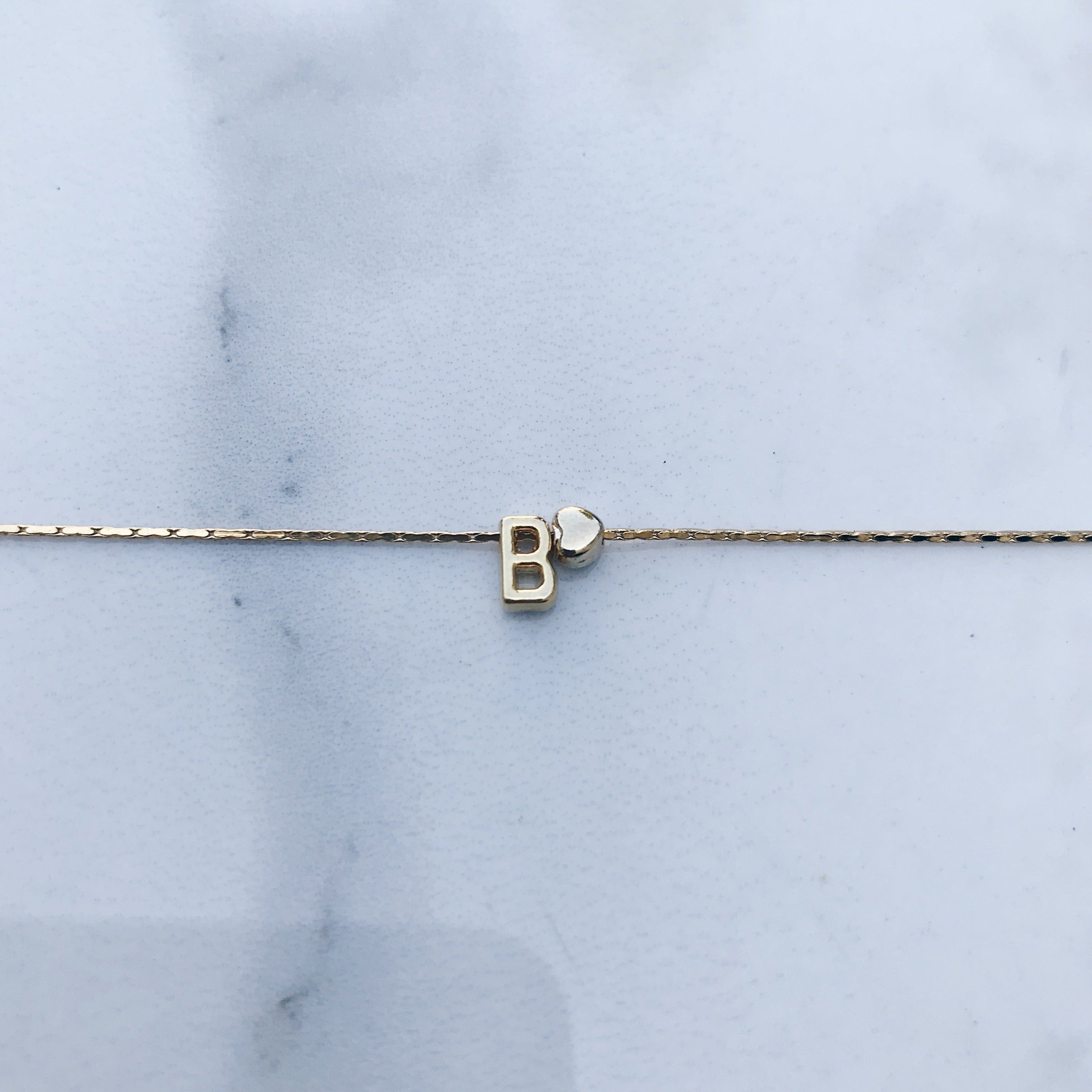 Pulsera letra mini corazón