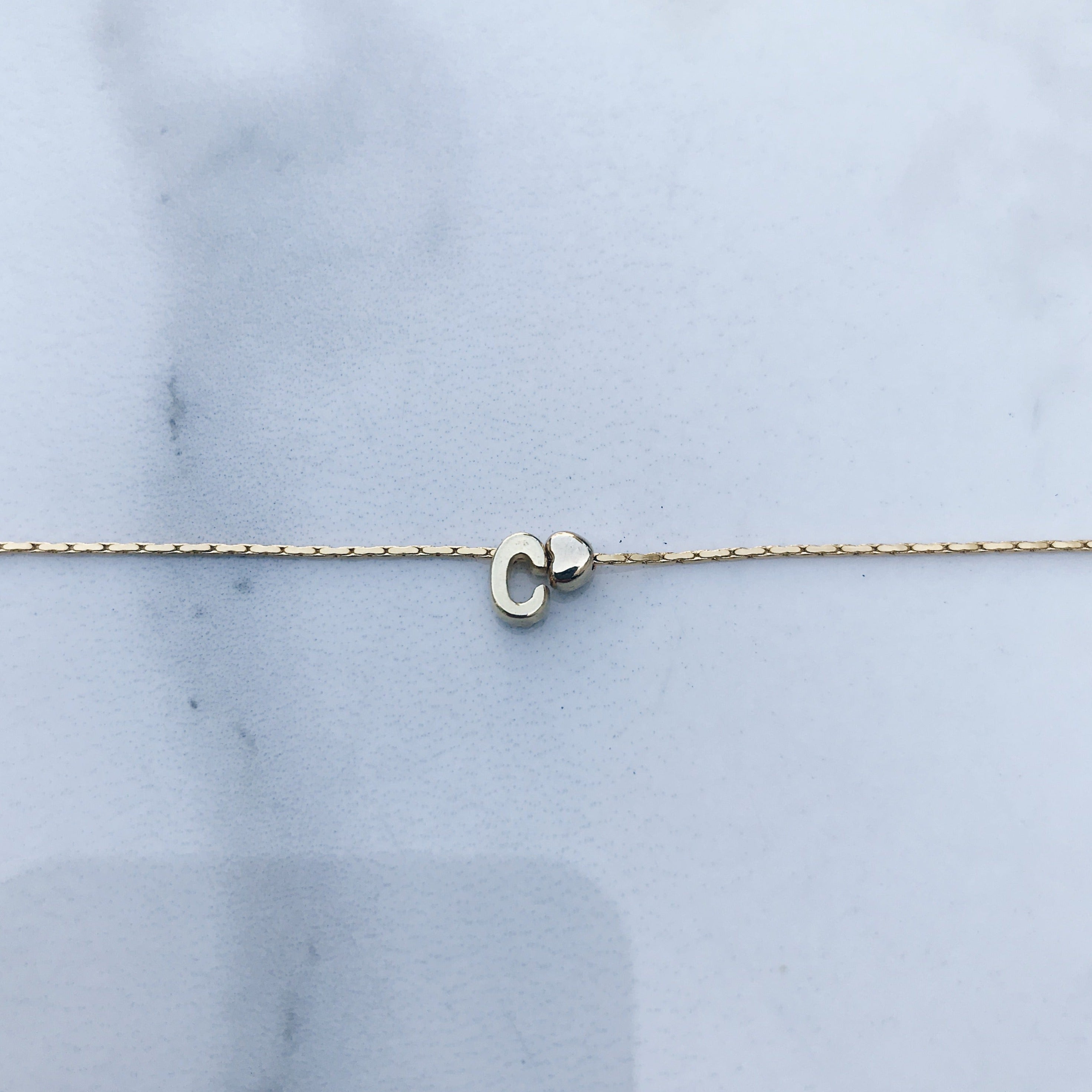 Pulsera letra mini corazón