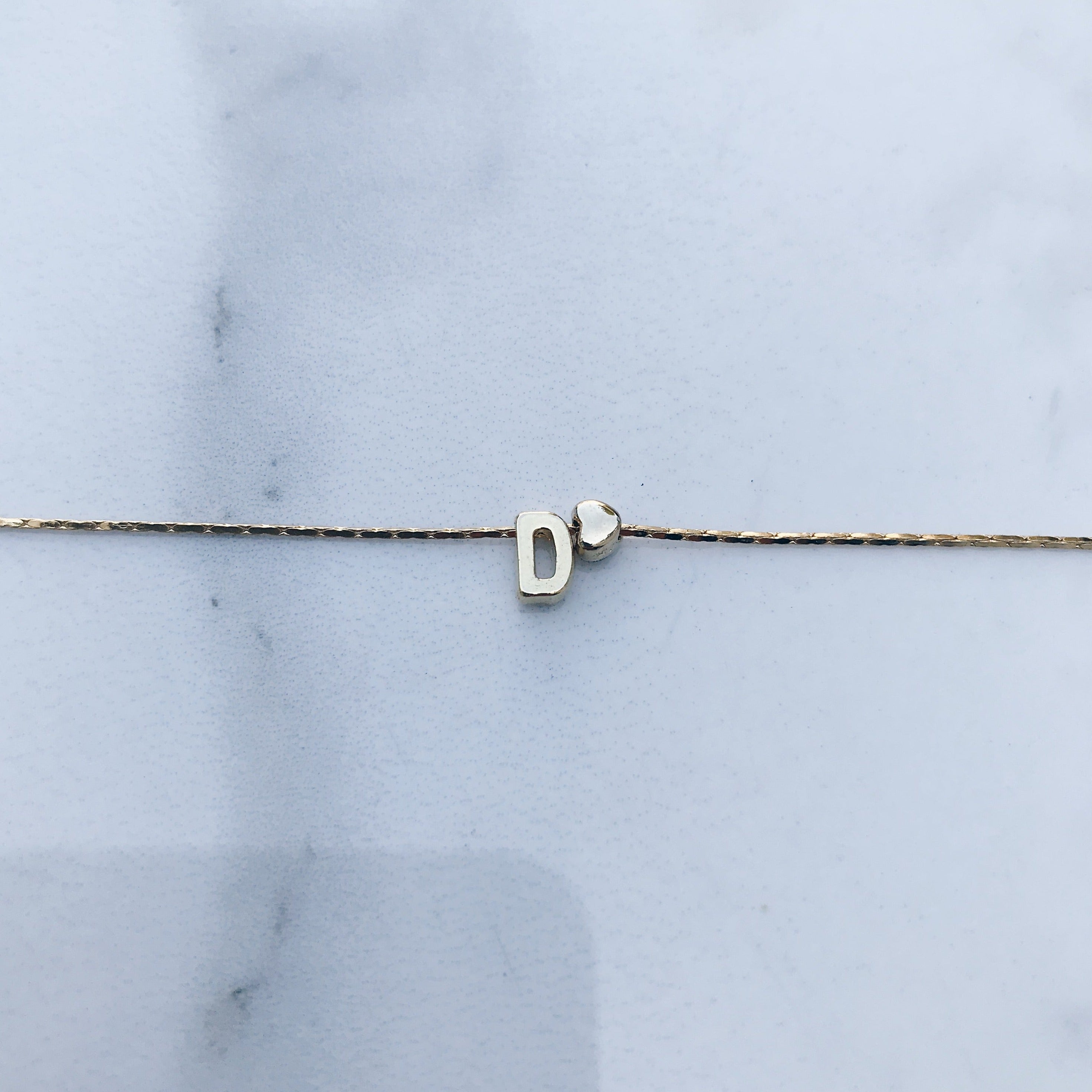 Pulsera letra mini corazón
