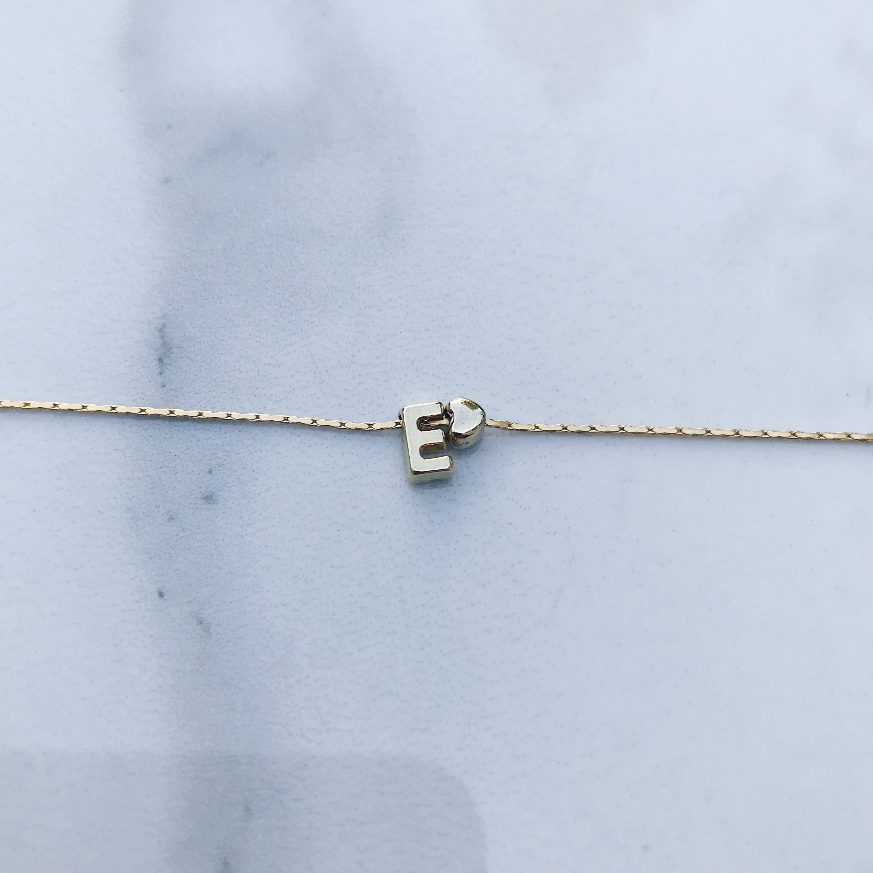 Pulsera letra mini corazón
