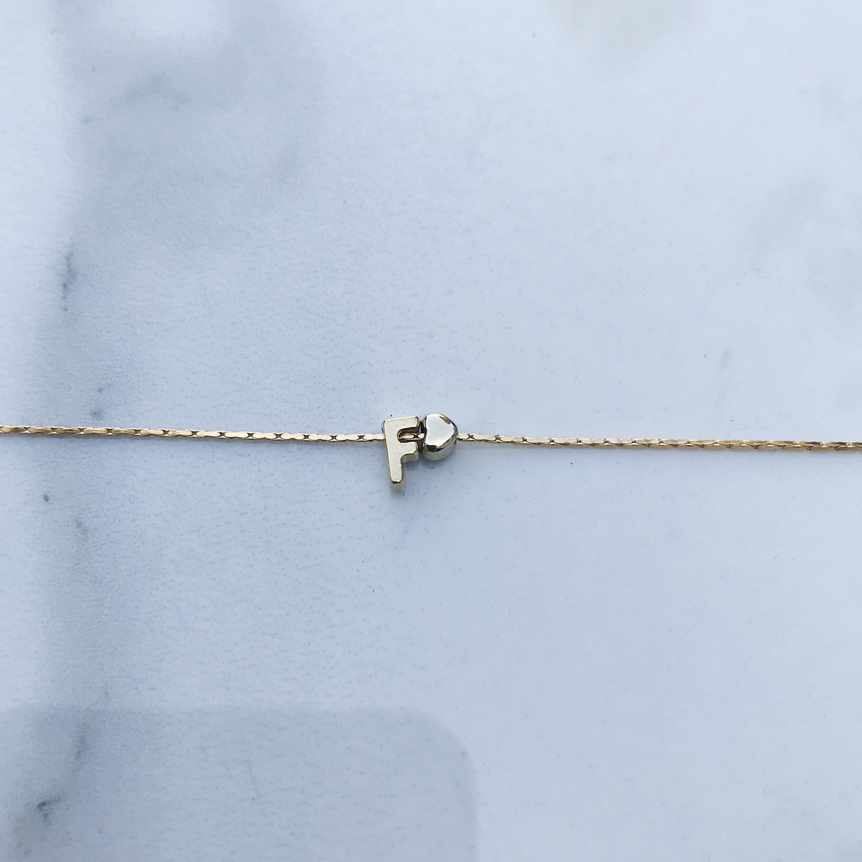 Pulsera letra mini corazón