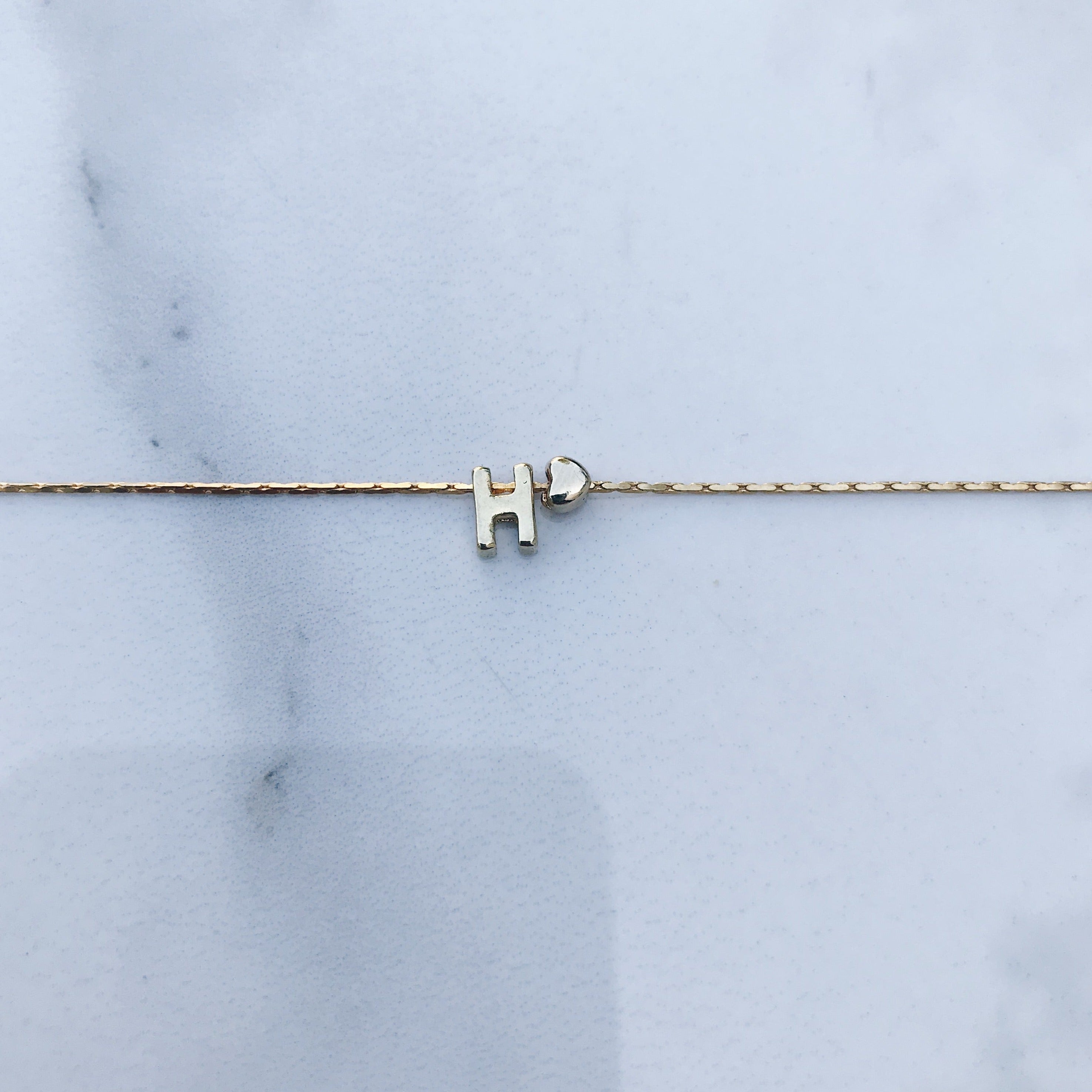 Pulsera letra mini corazón