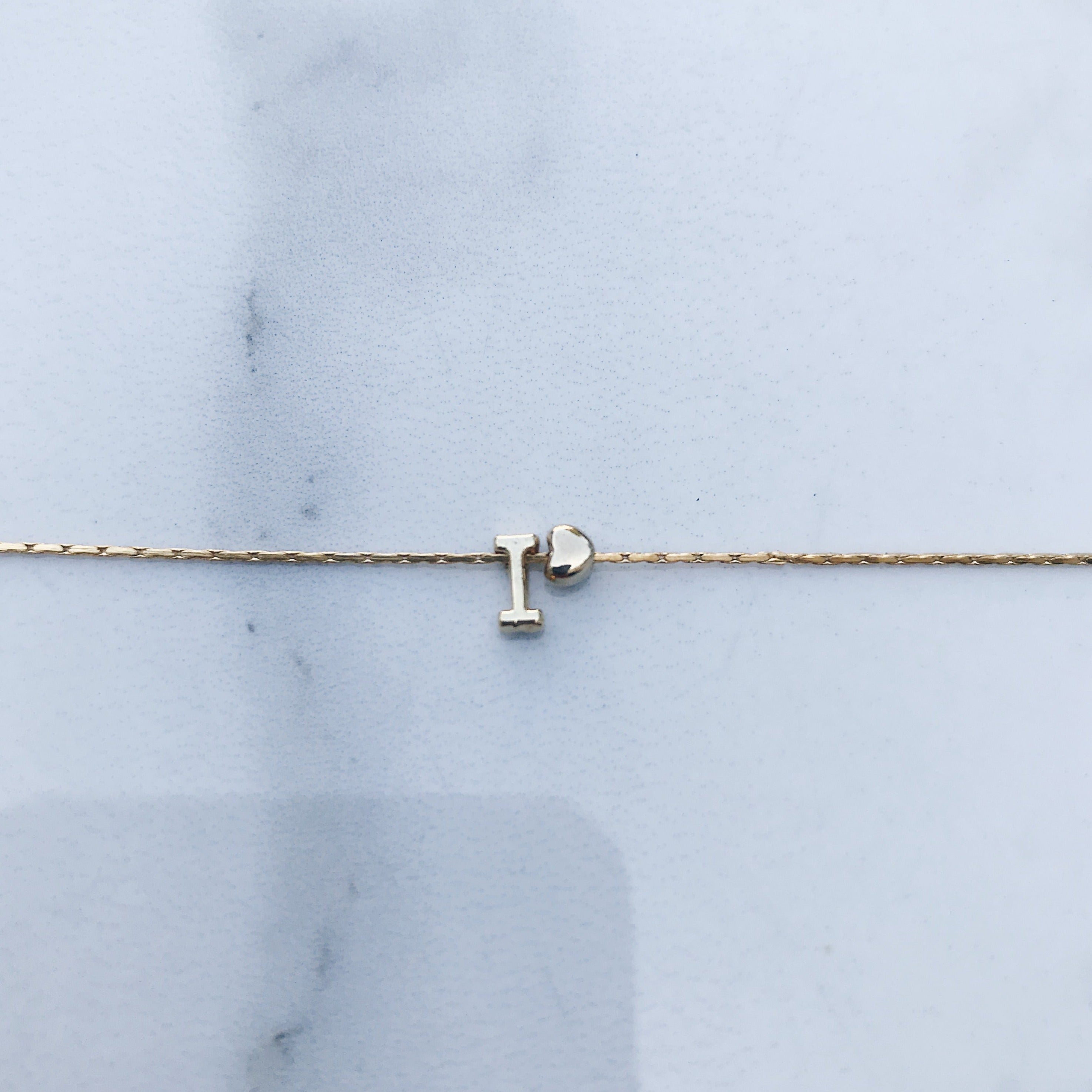 Pulsera letra mini corazón