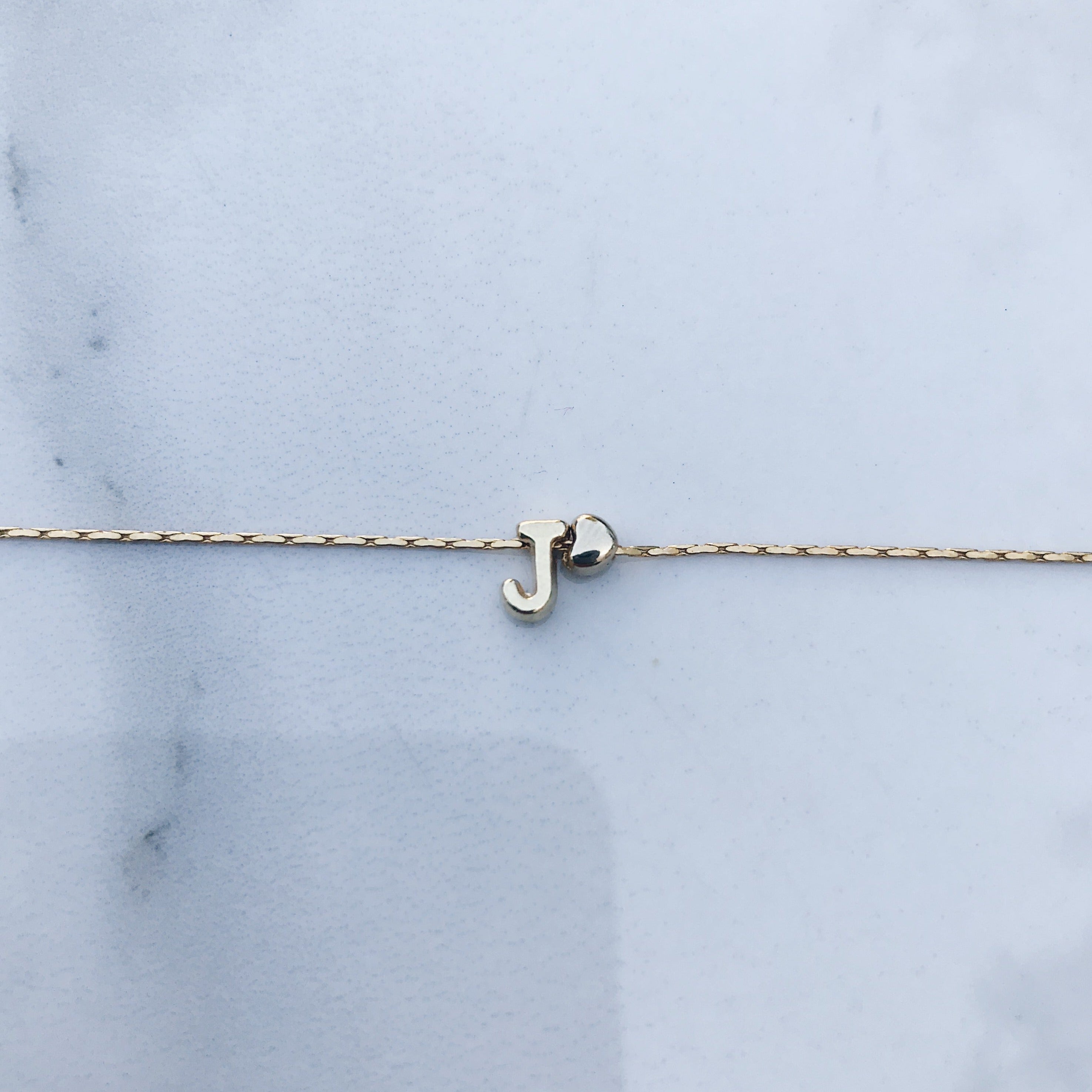 Pulsera letra mini corazón
