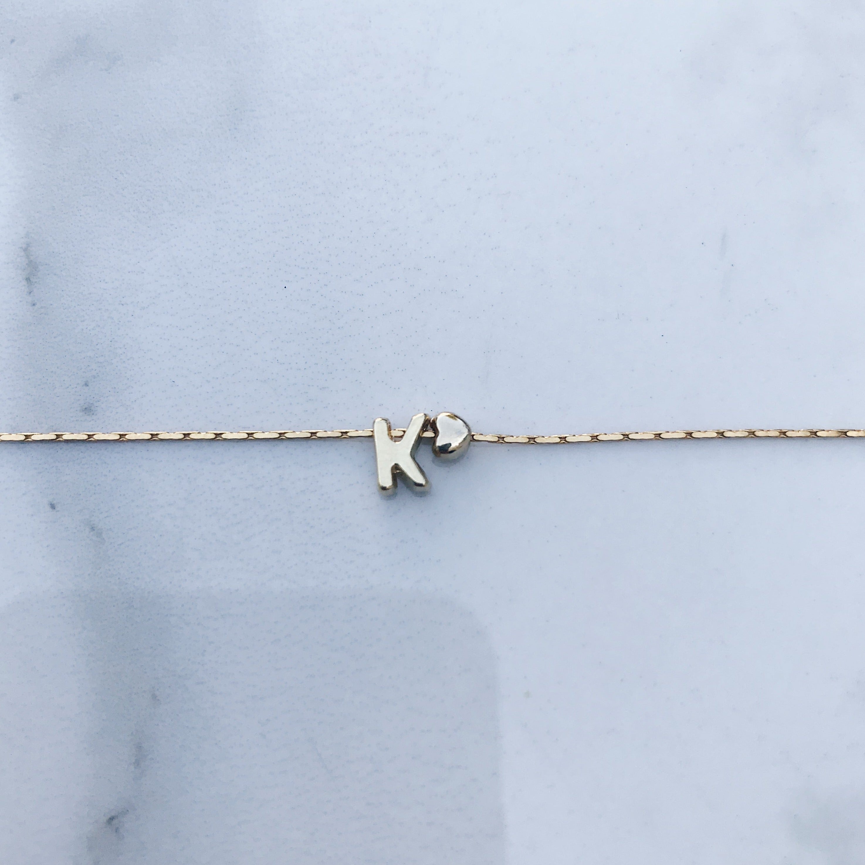 Pulsera letra mini corazón