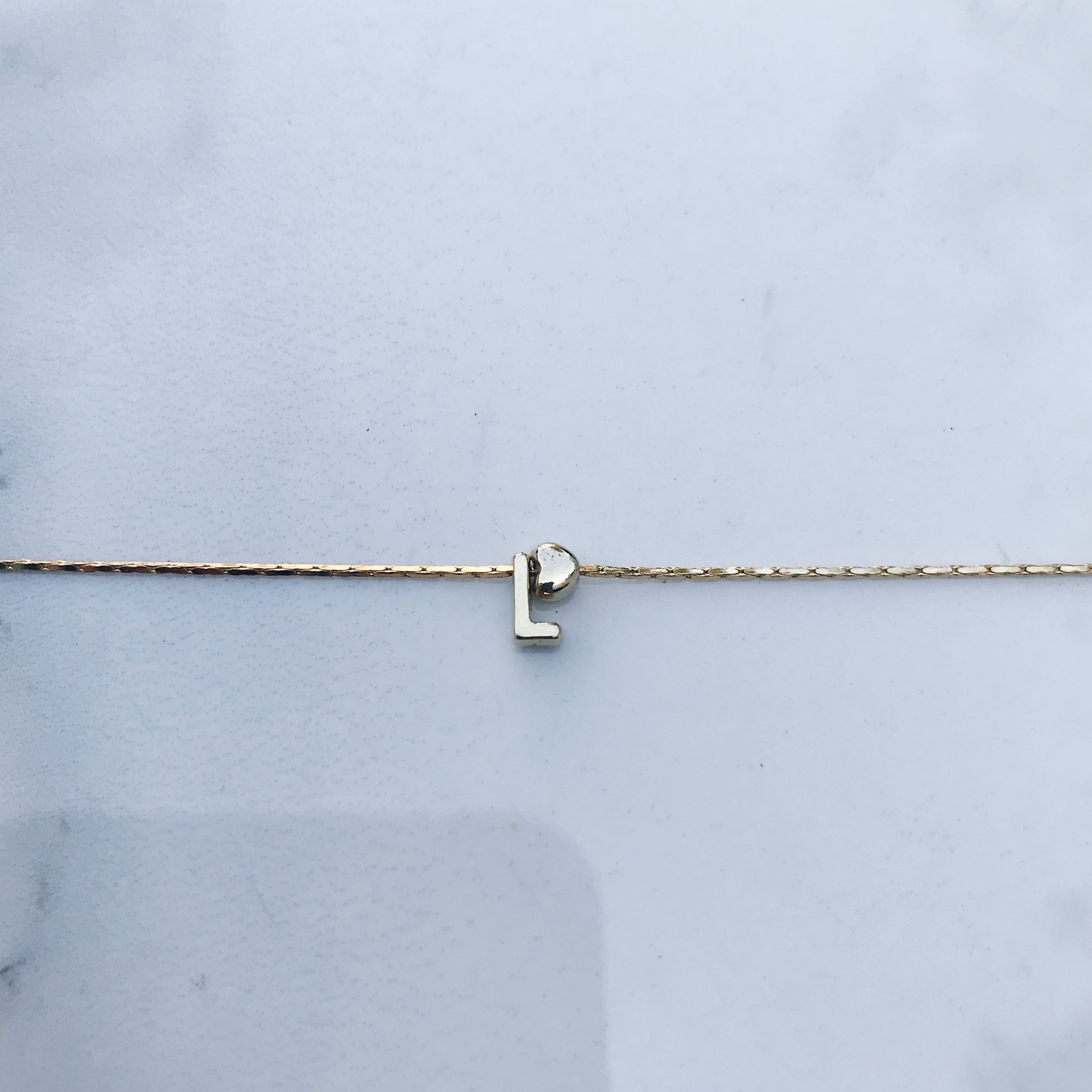 Pulsera letra mini corazón