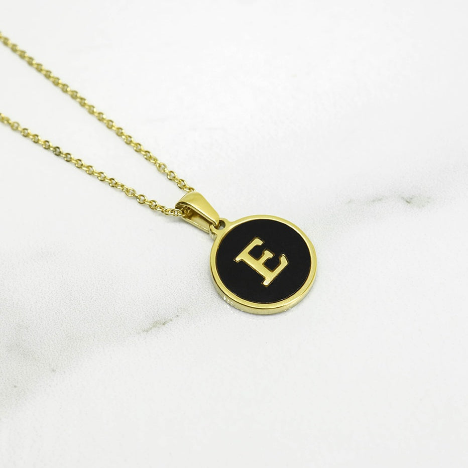 Collar Letra U y J Negra