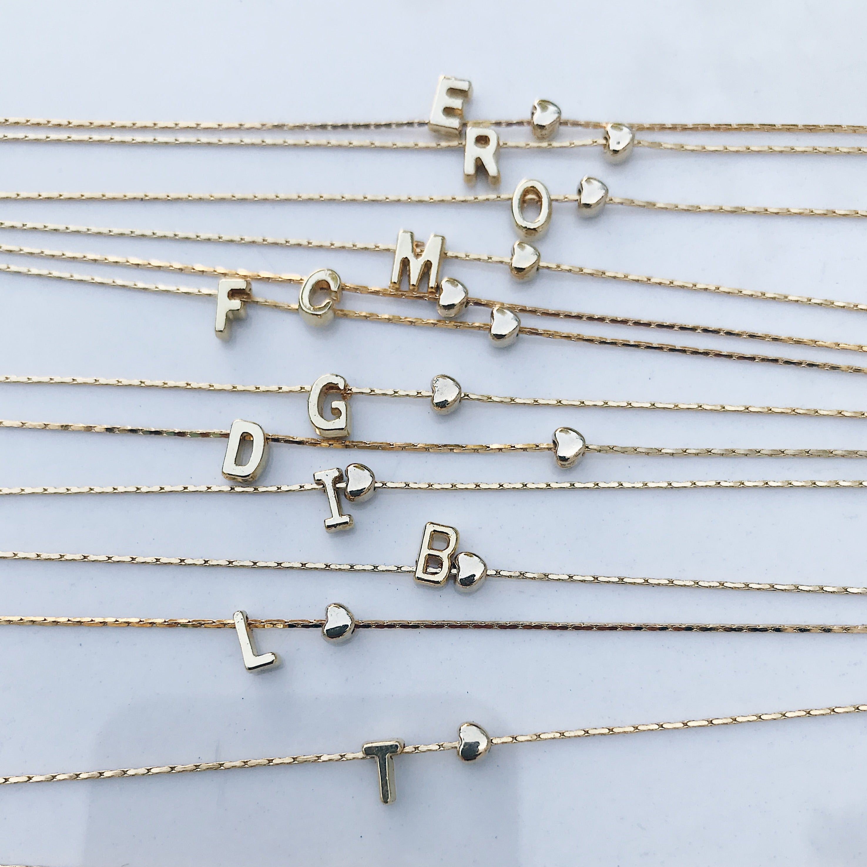 Pulsera letra mini corazón