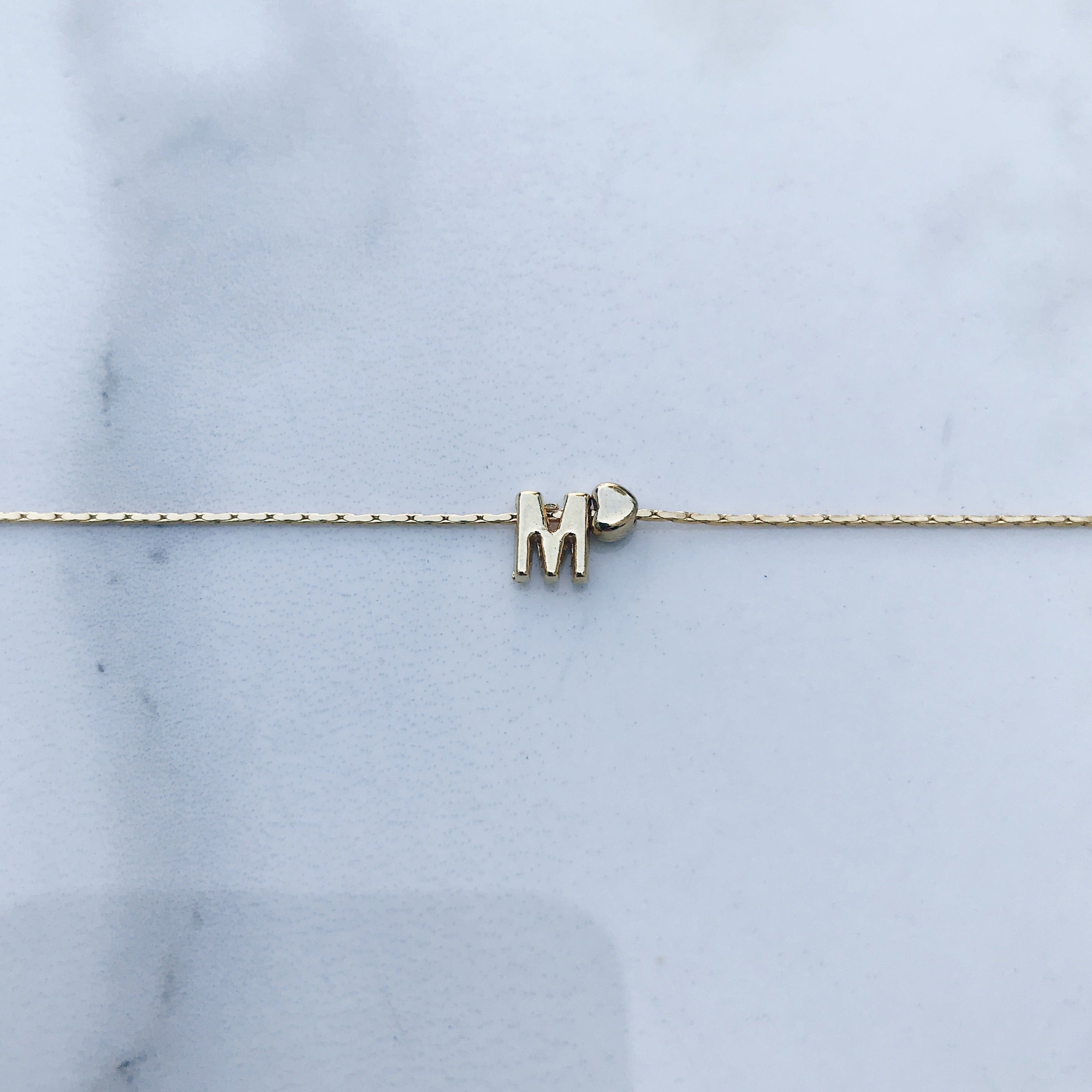 Pulsera letra mini corazón
