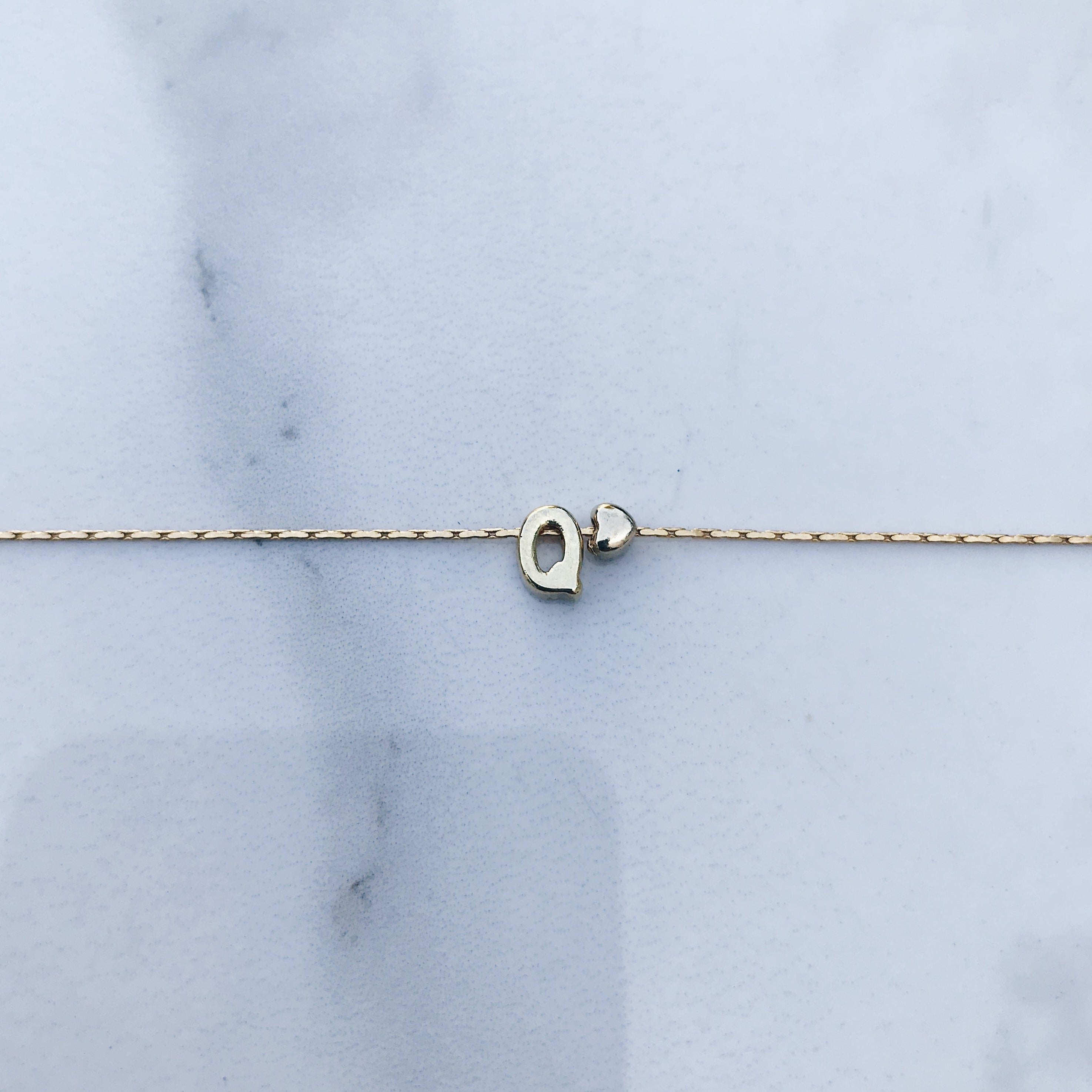 Pulsera letra mini corazón