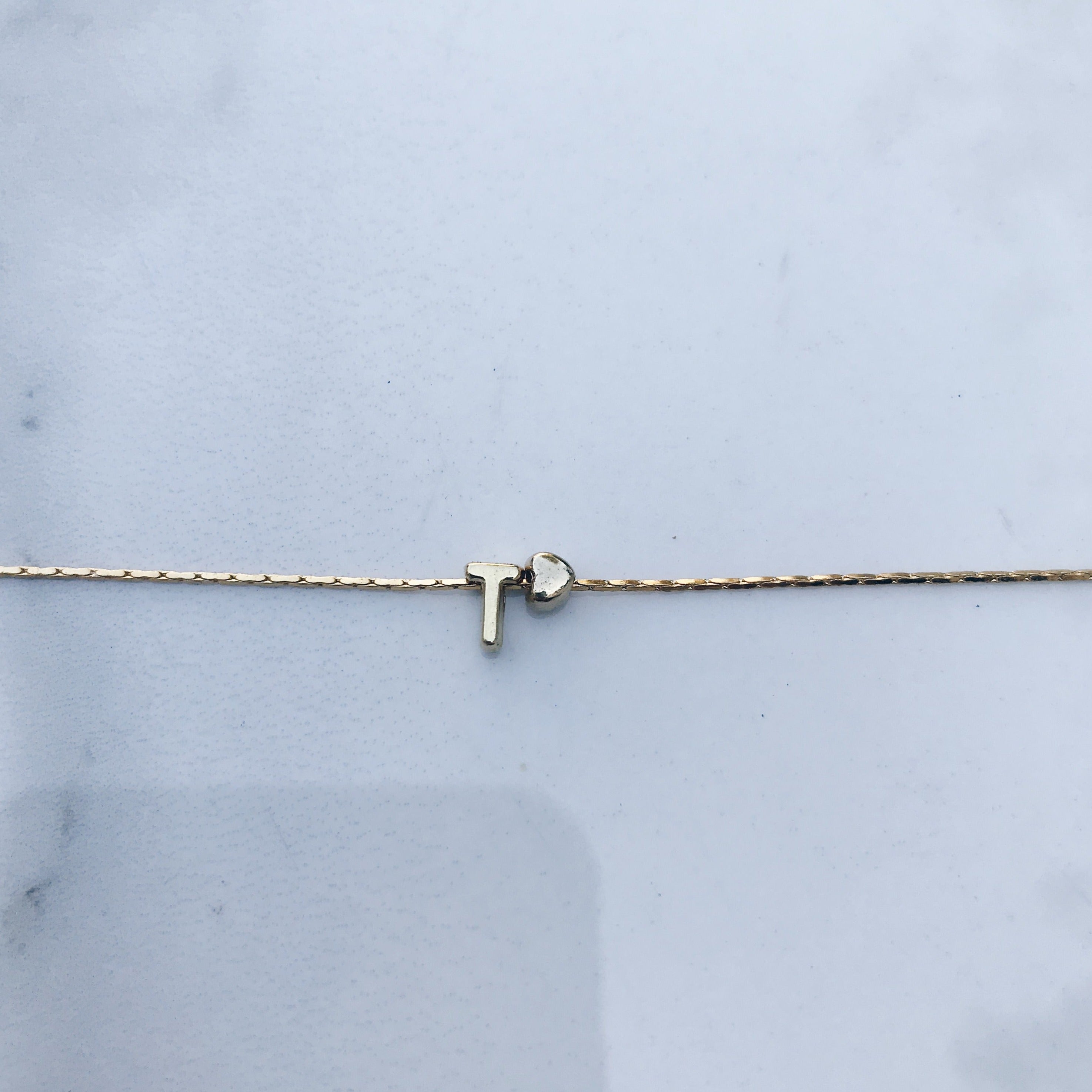 Pulsera letra mini corazón