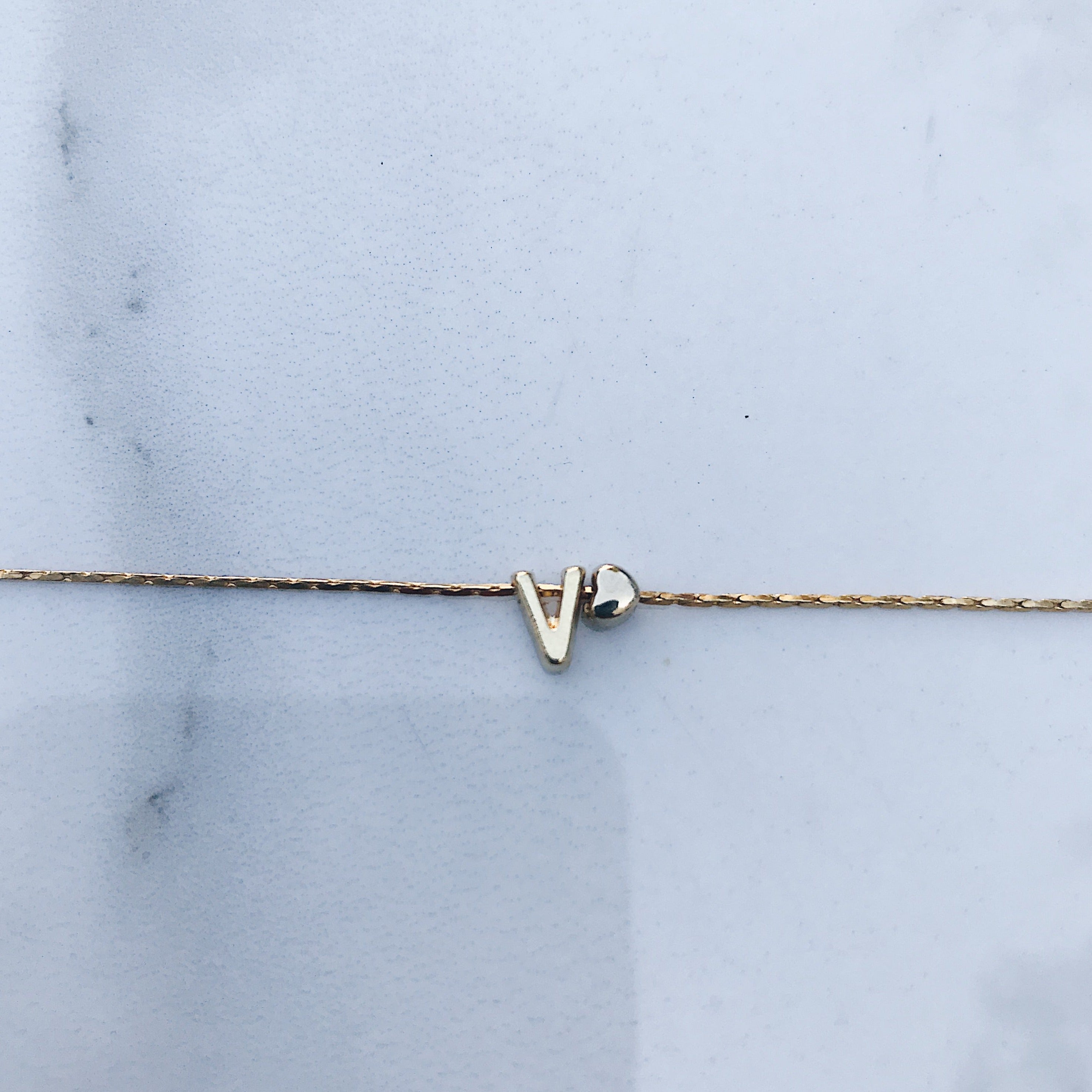 Pulsera letra mini corazón