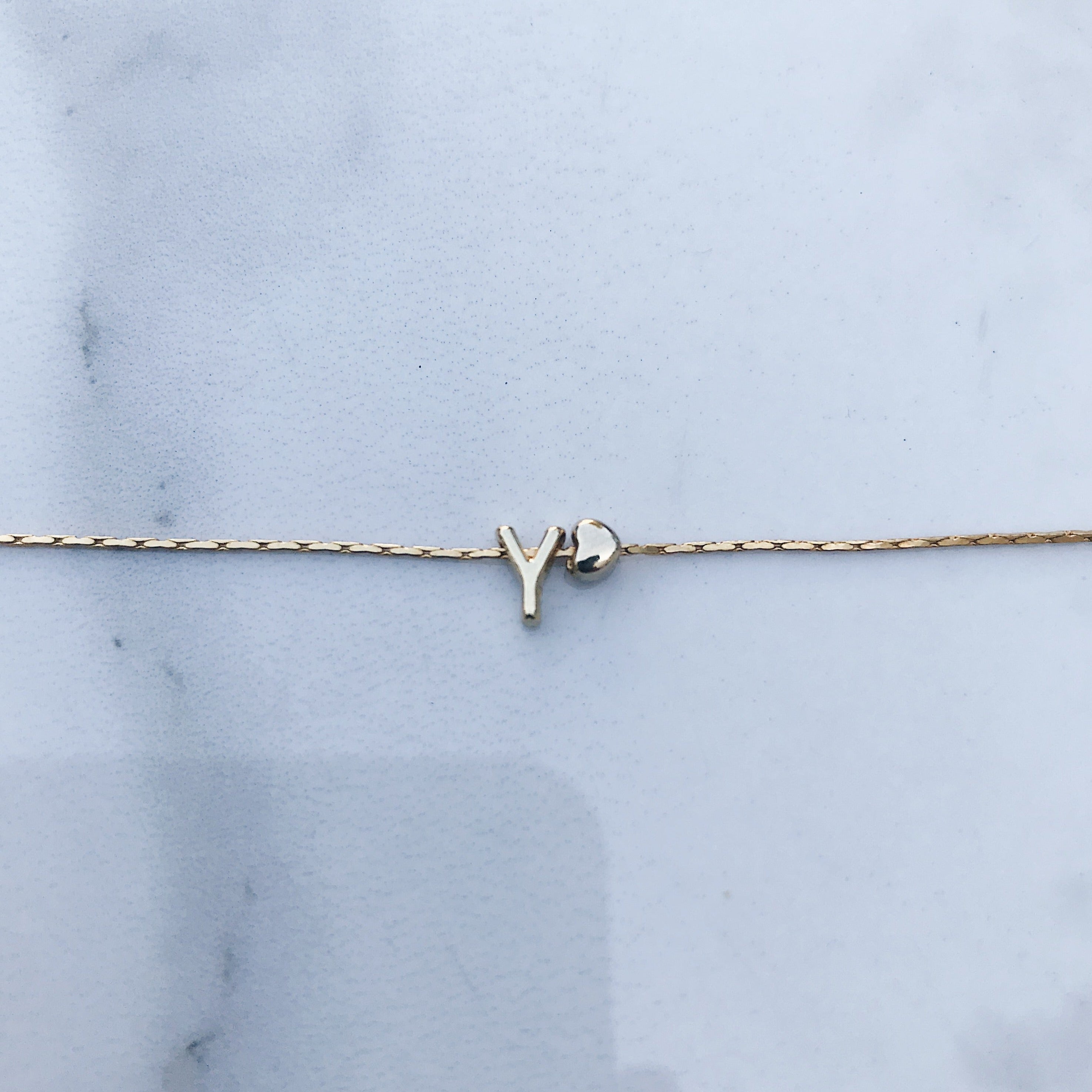 Pulsera letra mini corazón