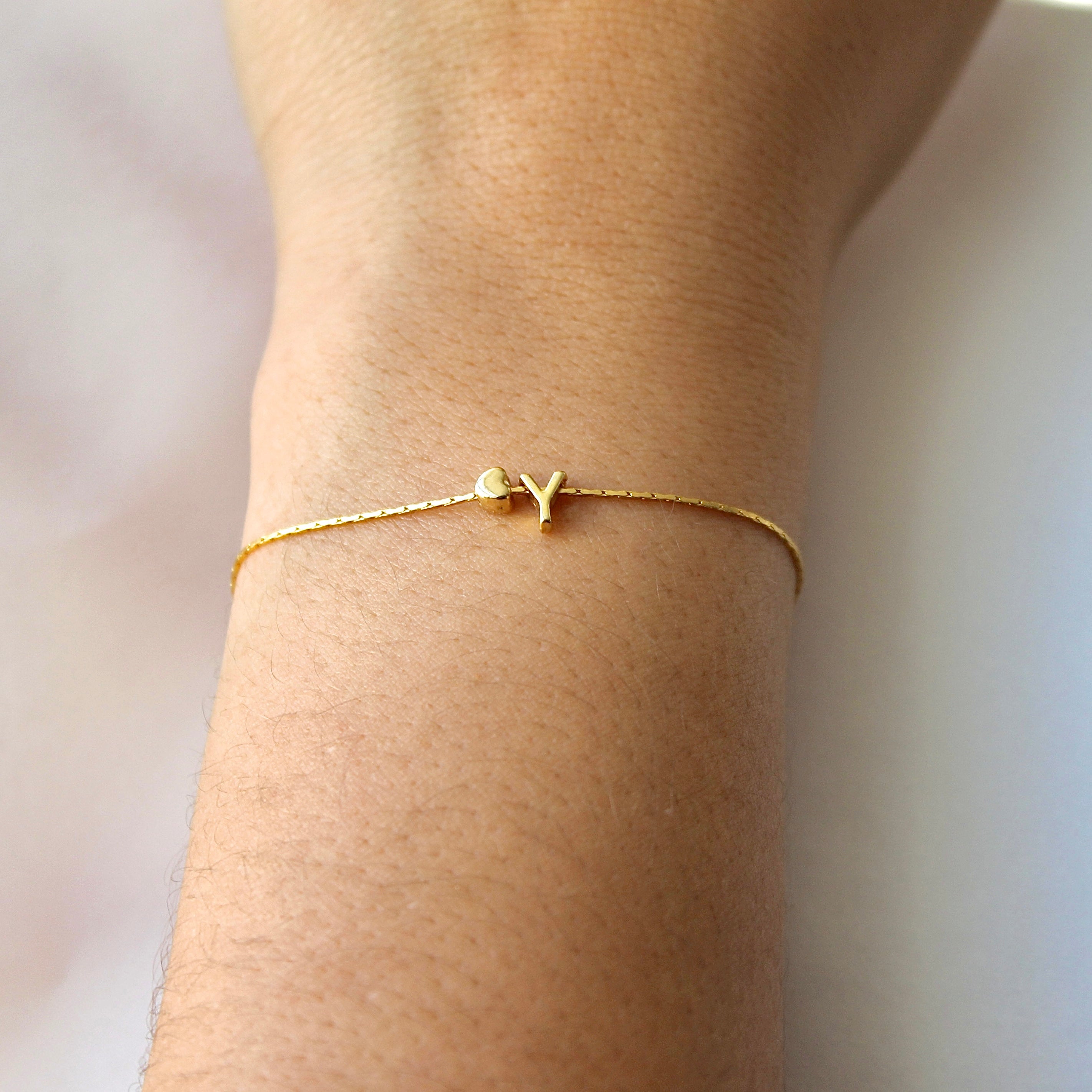 Pulsera letra mini corazón