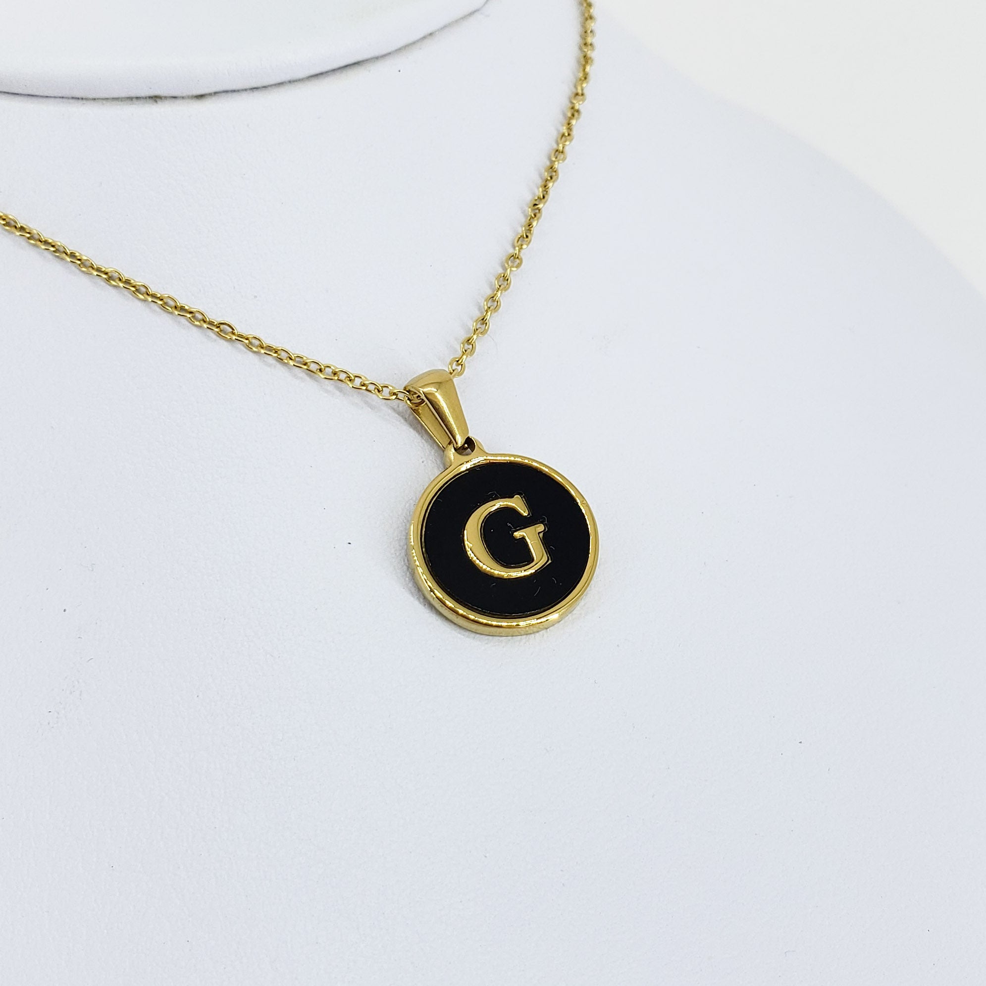 Collar Letra U y J Negra