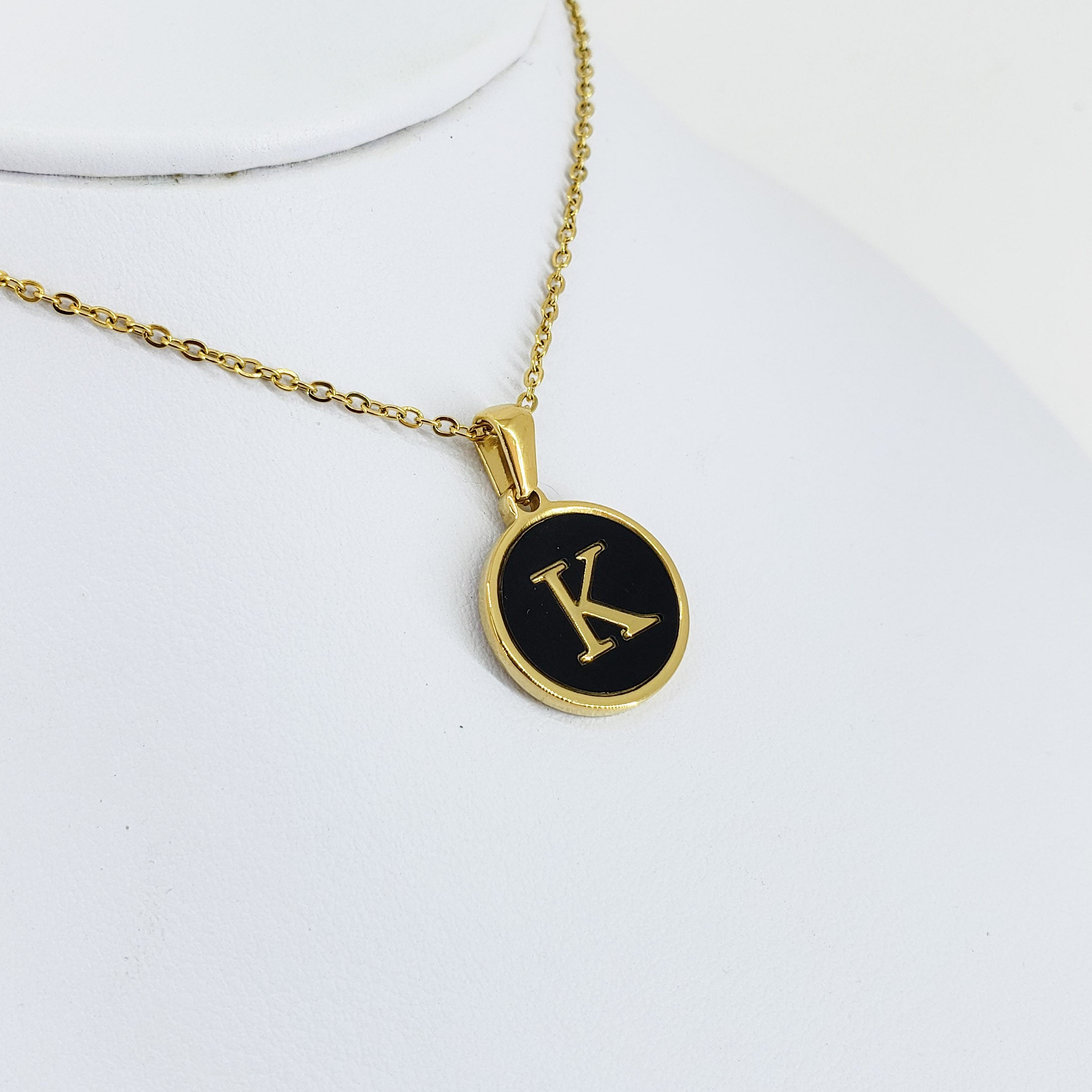 Collar Letra U y J Negra