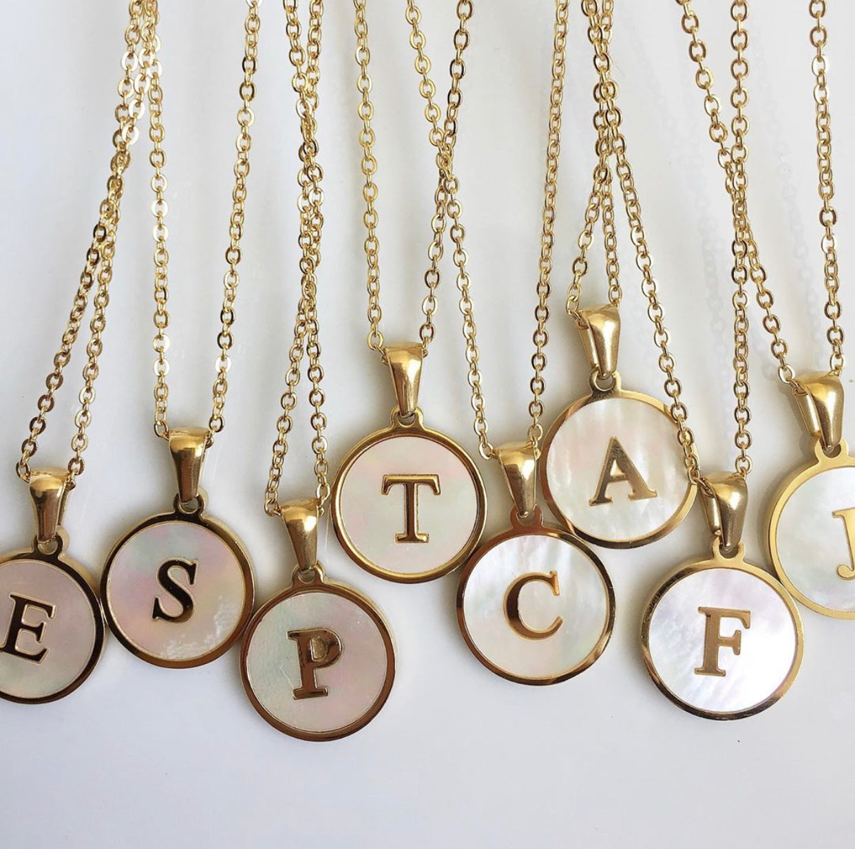 Collar Letra Blanca